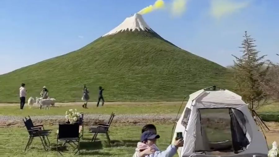 Puncak bukit di China dicat putih menyerupai Gunung Fuji mengundang gelak tawa di dunia maya. (X/@Byron_Wan)