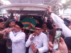 Ribuan Pelayat Iringi Jenazah Anggota DPR Gus Alam ke Pemakaman