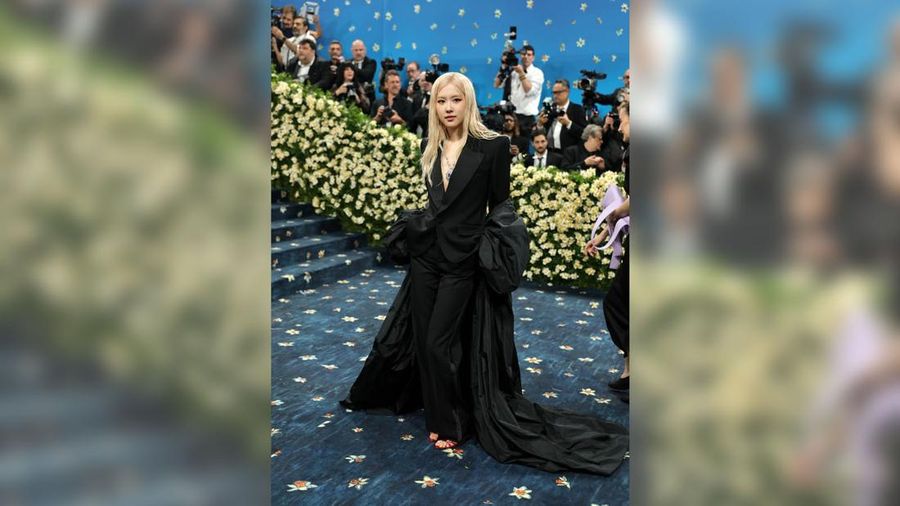 Lisa menghadiri Met Gala 2025 bertajuk 