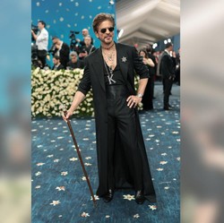 Shah Rukh Khan Debut di Met Gala Bawa Tongkat Kepala Harimau