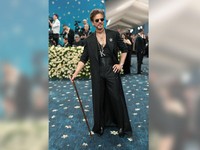 Shah Rukh Khan Debut di Met Gala Bawa Tongkat Kepala Harimau