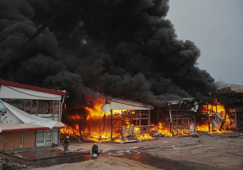 Suasana lokasi pasar Barabashovo yang terkena serangan pesawat nirawak Rusia di Kharkiv, Ukraina, Selasa (6/5/2025). (REUTERS/Viktoriia Yakymenko) Suasana lokasi pasar Barabashovo yang terkena serangan pesawat nirawak Rusia di Kharkiv, Ukraina, Selasa (6/5/2025). (REUTERS/Viktoriia Yakymenko)