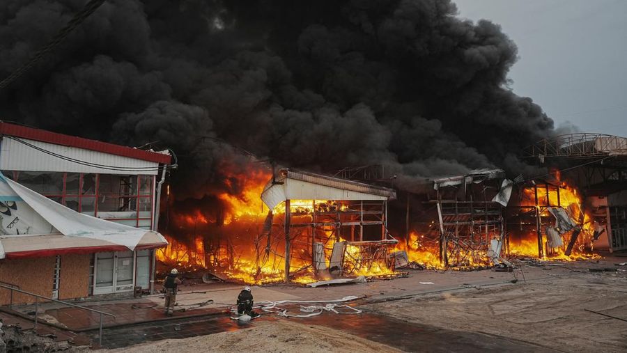 Suasana lokasi pasar Barabashovo yang terkena serangan pesawat nirawak Rusia di Kharkiv, Ukraina, Selasa (6/5/2025). (REUTERS/Viktoriia Yakymenko)