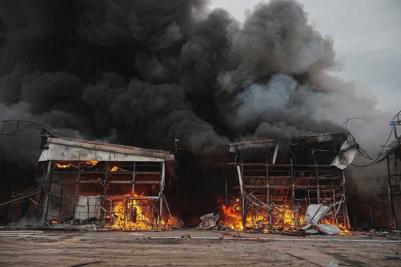 Suasana lokasi pasar Barabashovo yang terkena serangan pesawat nirawak Rusia di Kharkiv, Ukraina, Selasa (6/5/2025). (REUTERS/Viktoriia Yakymenko)