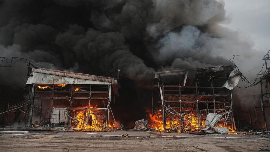 Suasana lokasi pasar Barabashovo yang terkena serangan pesawat nirawak Rusia di Kharkiv, Ukraina, Selasa (6/5/2025). (REUTERS/Viktoriia Yakymenko) Suasana lokasi pasar Barabashovo yang terkena serangan pesawat nirawak Rusia di Kharkiv, Ukraina, Selasa (6/5/2025). (REUTERS/Viktoriia Yakymenko)