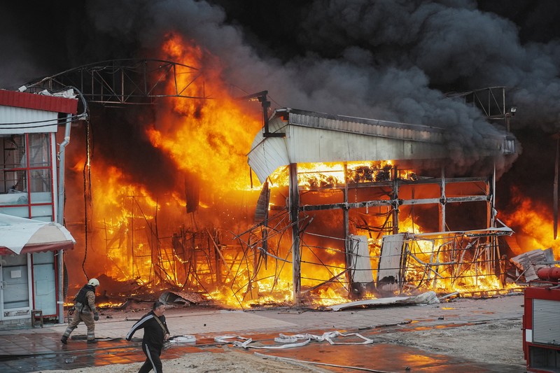Suasana lokasi pasar Barabashovo yang terkena serangan pesawat nirawak Rusia di Kharkiv, Ukraina, Selasa (6/5/2025). (REUTERS/Viktoriia Yakymenko) Suasana lokasi pasar Barabashovo yang terkena serangan pesawat nirawak Rusia di Kharkiv, Ukraina, Selasa (6/5/2025). (REUTERS/Viktoriia Yakymenko)