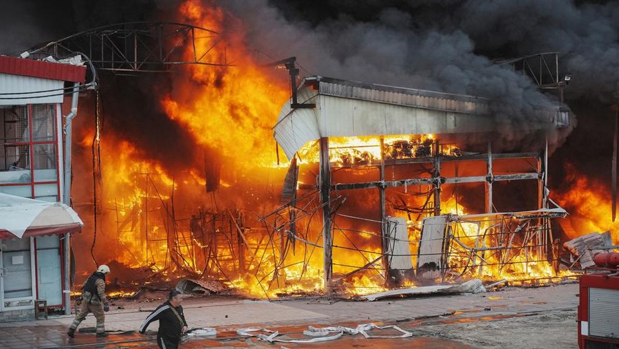Suasana lokasi pasar Barabashovo yang terkena serangan pesawat nirawak Rusia di Kharkiv, Ukraina, Selasa (6/5/2025). (REUTERS/Viktoriia Yakymenko) Suasana lokasi pasar Barabashovo yang terkena serangan pesawat nirawak Rusia di Kharkiv, Ukraina, Selasa (6/5/2025). (REUTERS/Viktoriia Yakymenko)