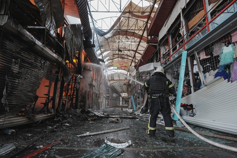 Suasana lokasi pasar Barabashovo yang terkena serangan pesawat nirawak Rusia di Kharkiv, Ukraina, Selasa (6/5/2025). (REUTERS/Viktoriia Yakymenko) Suasana lokasi pasar Barabashovo yang terkena serangan pesawat nirawak Rusia di Kharkiv, Ukraina, Selasa (6/5/2025). (REUTERS/Viktoriia Yakymenko)