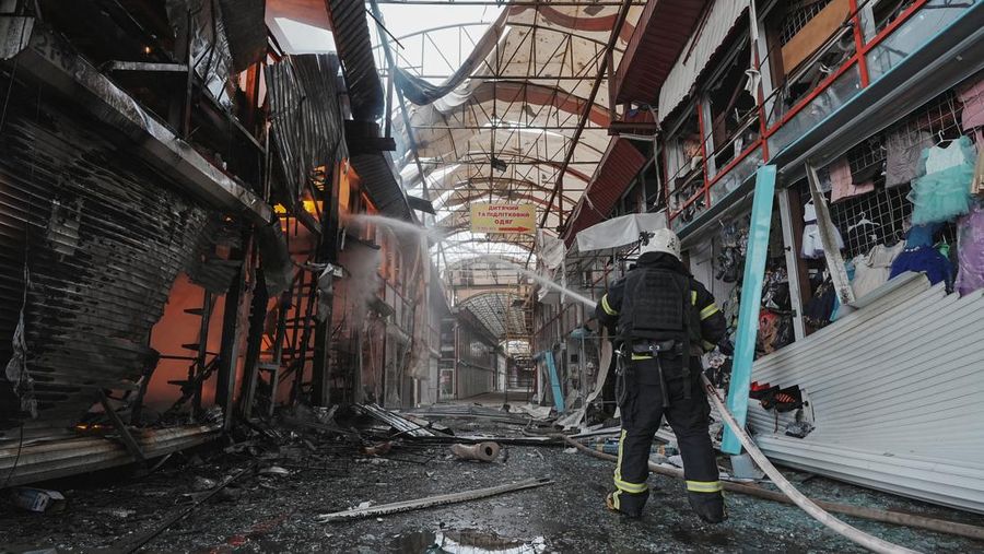Suasana lokasi pasar Barabashovo yang terkena serangan pesawat nirawak Rusia di Kharkiv, Ukraina, Selasa (6/5/2025). (REUTERS/Viktoriia Yakymenko)