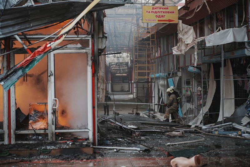 Suasana lokasi pasar Barabashovo yang terkena serangan pesawat nirawak Rusia di Kharkiv, Ukraina, Selasa (6/5/2025). (REUTERS/Viktoriia Yakymenko)