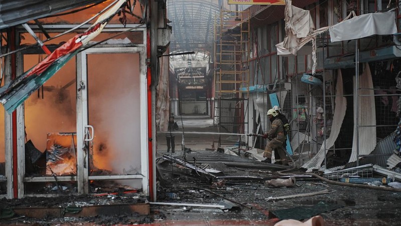 Suasana lokasi pasar Barabashovo yang terkena serangan pesawat nirawak Rusia di Kharkiv, Ukraina, Selasa (6/5/2025). (REUTERS/Viktoriia Yakymenko)