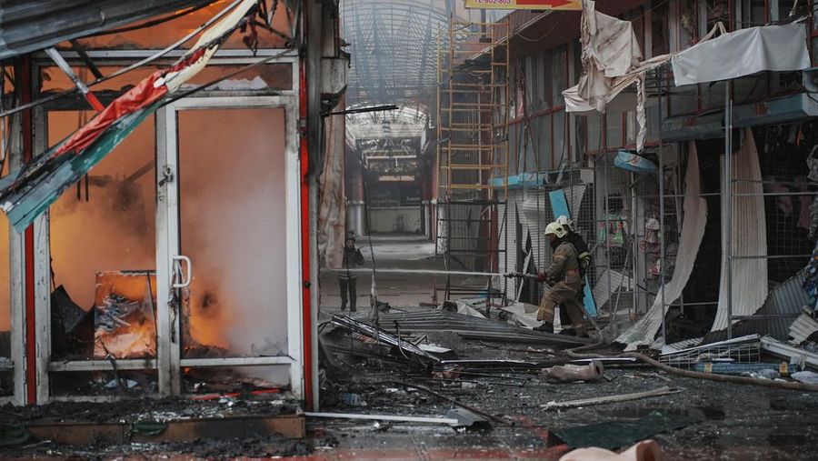 Suasana lokasi pasar Barabashovo yang terkena serangan pesawat nirawak Rusia di Kharkiv, Ukraina, Selasa (6/5/2025). (REUTERS/Viktoriia Yakymenko) Suasana lokasi pasar Barabashovo yang terkena serangan pesawat nirawak Rusia di Kharkiv, Ukraina, Selasa (6/5/2025). (REUTERS/Viktoriia Yakymenko)