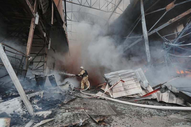 Suasana lokasi pasar Barabashovo yang terkena serangan pesawat nirawak Rusia di Kharkiv, Ukraina, Selasa (6/5/2025). (REUTERS/Viktoriia Yakymenko) Suasana lokasi pasar Barabashovo yang terkena serangan pesawat nirawak Rusia di Kharkiv, Ukraina, Selasa (6/5/2025). (REUTERS/Viktoriia Yakymenko)
