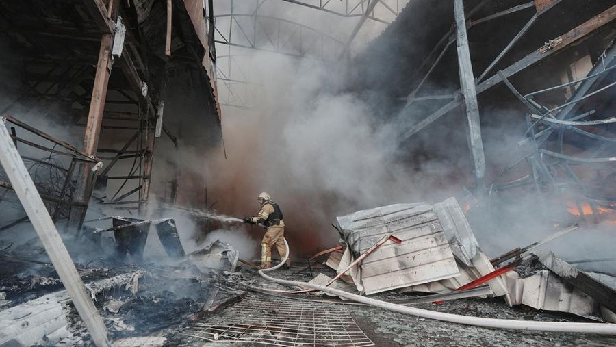 Suasana lokasi pasar Barabashovo yang terkena serangan pesawat nirawak Rusia di Kharkiv, Ukraina, Selasa (6/5/2025). (REUTERS/Viktoriia Yakymenko) Suasana lokasi pasar Barabashovo yang terkena serangan pesawat nirawak Rusia di Kharkiv, Ukraina, Selasa (6/5/2025). (REUTERS/Viktoriia Yakymenko)