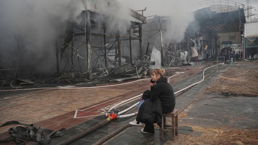 Suasana lokasi pasar Barabashovo yang terkena serangan pesawat nirawak Rusia di Kharkiv, Ukraina, Selasa (6/5/2025). (REUTERS/Viktoriia Yakymenko) Suasana lokasi pasar Barabashovo yang terkena serangan pesawat nirawak Rusia di Kharkiv, Ukraina, Selasa (6/5/2025). (REUTERS/Viktoriia Yakymenko)