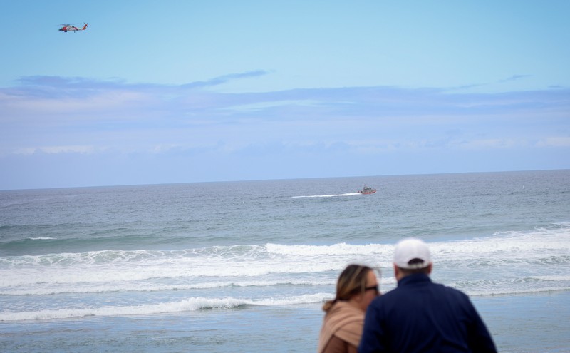 Kapal yang terlibat dalam perahu Panga yang mematikan yang terbalik di Pantai Negara Bagian Torrey Pines berada di pantai setelah terseret dari tempatnya mendarat di Del Mar, California, AS, 5 Mei 2025. Kapal yang terlibat dalam perahu Panga yang mematikan yang terbalik di Pantai Negara Bagian Torrey Pines berada di pantai setelah terseret dari tempatnya mendarat di Del Mar, California, AS, 5 Mei 2025. (REUTERS/Hayne Palmour IV)