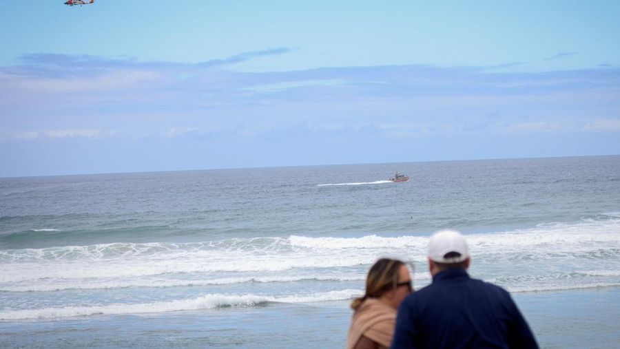 Kapal yang terlibat dalam perahu Panga yang mematikan yang terbalik di Pantai Negara Bagian Torrey Pines berada di pantai setelah terseret dari tempatnya mendarat di Del Mar, California, AS, 5 Mei 2025. (REUTERS/Hayne Palmour IV)
