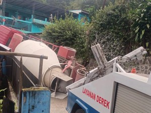 Tak Kuat Nanjak, Truk Molen Terguling Timpa Rumah di Puncak Bogor