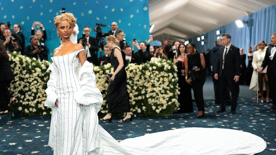 Lisa menghadiri Met Gala 2025 bertajuk 