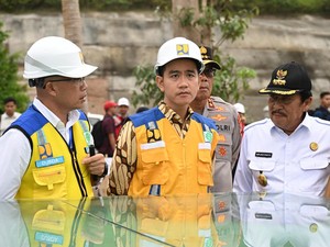 Gibran Tinjau Bendungan Mbay-Bagikan 100 Alat Tangkap ke Nelayan Sikka