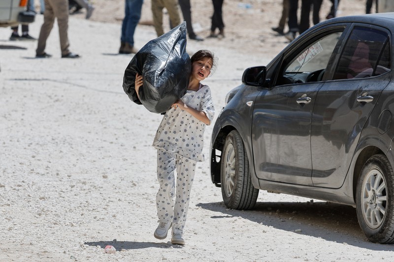 Warga Palestina membawa barang-barang mereka setelah keputusan Israel untuk menghancurkan rumah mereka di kamp Nur Shams, Selasa (6/5/2025). (REUTERS/Raneen Sawafta) Warga Palestina membawa barang-barang mereka setelah keputusan Israel untuk menghancurkan rumah mereka di kamp Nur Shams, Selasa (6/5/2025). (REUTERS/Raneen Sawafta)