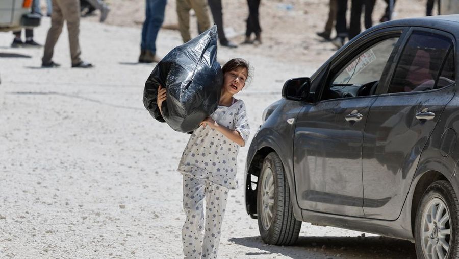 Warga Palestina membawa barang-barang mereka setelah keputusan Israel untuk menghancurkan rumah mereka di kamp Nur Shams, Selasa (6/5/2025). (REUTERS/Raneen Sawafta) Warga Palestina membawa barang-barang mereka setelah keputusan Israel untuk menghancurkan rumah mereka di kamp Nur Shams, Selasa (6/5/2025). (REUTERS/Raneen Sawafta)