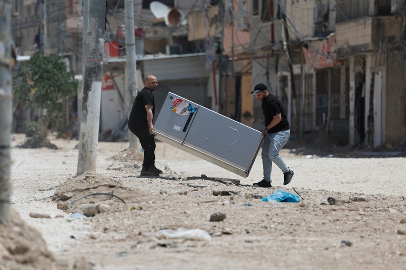 Warga Palestina membawa barang-barang mereka setelah keputusan Israel untuk menghancurkan rumah mereka di kamp Nur Shams, Selasa (6/5/2025). (REUTERS/Raneen Sawafta) Warga Palestina membawa barang-barang mereka setelah keputusan Israel untuk menghancurkan rumah mereka di kamp Nur Shams, Selasa (6/5/2025). (REUTERS/Raneen Sawafta)