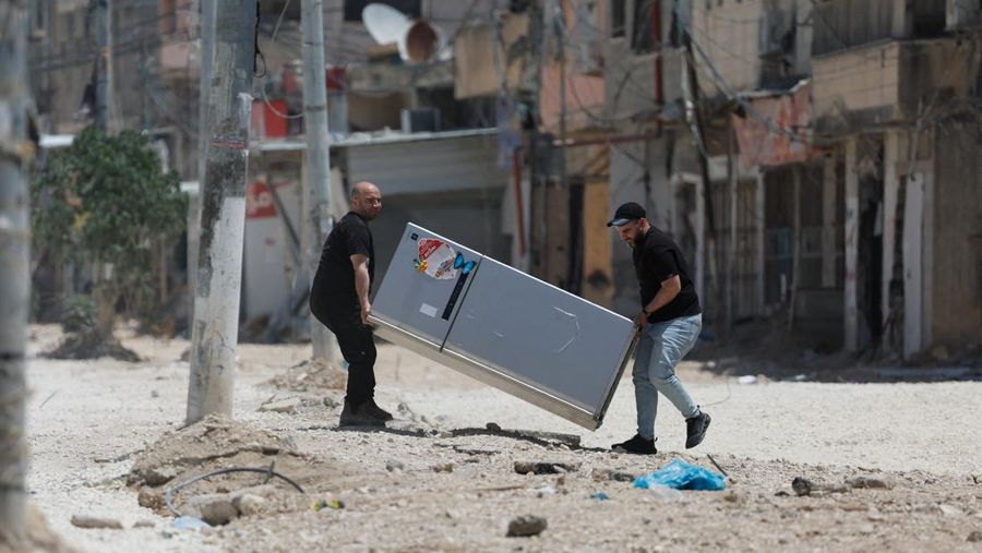 Warga Palestina membawa barang-barang mereka setelah keputusan Israel untuk menghancurkan rumah mereka di kamp Nur Shams, Selasa (6/5/2025). (REUTERS/Raneen Sawafta) Warga Palestina membawa barang-barang mereka setelah keputusan Israel untuk menghancurkan rumah mereka di kamp Nur Shams, Selasa (6/5/2025). (REUTERS/Raneen Sawafta)