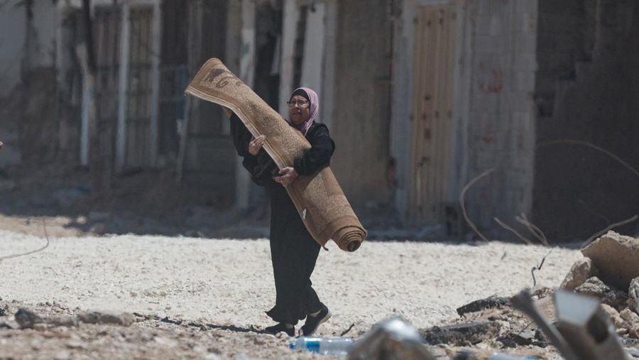 Warga Palestina membawa barang-barang mereka setelah keputusan Israel untuk menghancurkan rumah mereka di kamp Nur Shams, Selasa (6/5/2025). (REUTERS/Raneen Sawafta) Warga Palestina membawa barang-barang mereka setelah keputusan Israel untuk menghancurkan rumah mereka di kamp Nur Shams, Selasa (6/5/2025). (REUTERS/Raneen Sawafta)