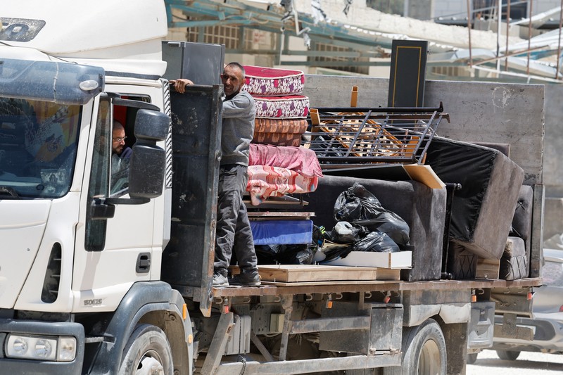 Warga Palestina membawa barang-barang mereka setelah keputusan Israel untuk menghancurkan rumah mereka di kamp Nur Shams, Selasa (6/5/2025). (REUTERS/Raneen Sawafta) Warga Palestina membawa barang-barang mereka setelah keputusan Israel untuk menghancurkan rumah mereka di kamp Nur Shams, Selasa (6/5/2025). (REUTERS/Raneen Sawafta)