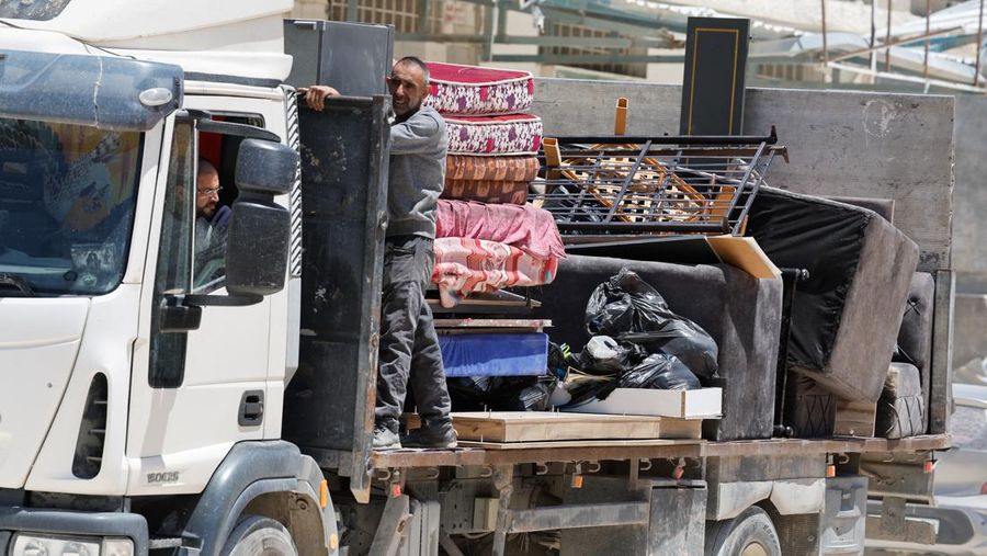 Warga Palestina membawa barang-barang mereka setelah keputusan Israel untuk menghancurkan rumah mereka di kamp Nur Shams, Selasa (6/5/2025). (REUTERS/Raneen Sawafta) Warga Palestina membawa barang-barang mereka setelah keputusan Israel untuk menghancurkan rumah mereka di kamp Nur Shams, Selasa (6/5/2025). (REUTERS/Raneen Sawafta)