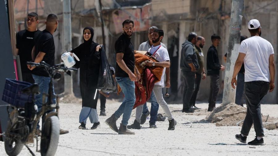 Warga Palestina membawa barang-barang mereka setelah keputusan Israel untuk menghancurkan rumah mereka di kamp Nur Shams, Selasa (6/5/2025). (REUTERS/Raneen Sawafta) Warga Palestina membawa barang-barang mereka setelah keputusan Israel untuk menghancurkan rumah mereka di kamp Nur Shams, Selasa (6/5/2025). (REUTERS/Raneen Sawafta)