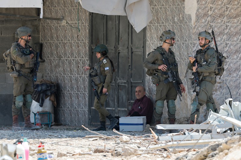 Warga Palestina membawa barang-barang mereka setelah keputusan Israel untuk menghancurkan rumah mereka di kamp Nur Shams, Selasa (6/5/2025). (REUTERS/Raneen Sawafta) Warga Palestina membawa barang-barang mereka setelah keputusan Israel untuk menghancurkan rumah mereka di kamp Nur Shams, Selasa (6/5/2025). (REUTERS/Raneen Sawafta)