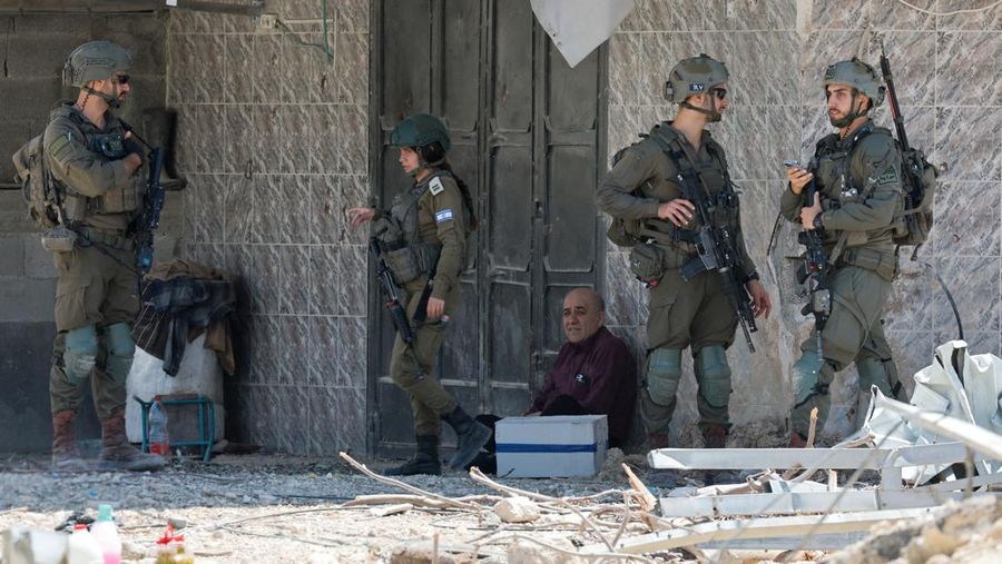 Warga Palestina membawa barang-barang mereka setelah keputusan Israel untuk menghancurkan rumah mereka di kamp Nur Shams, Selasa (6/5/2025). (REUTERS/Raneen Sawafta)