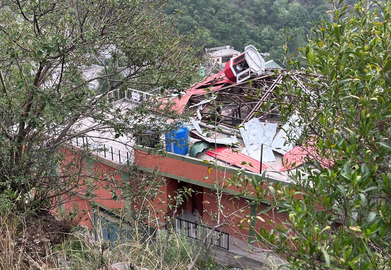 Seorang awak media mengambil gambar Masjid Bilal setelah terkena serangan India di Muzaffarabad, ibu kota Kashmir yang dikelola Pakistan, 7 Mei 2025. Seorang awak media mengambil gambar Masjid Bilal setelah terkena serangan India di Muzaffarabad, ibu kota Kashmir yang dikelola Pakistan, 7 Mei 2025. (REUTERS/Akhtar Soomro)
