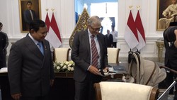 Saat Bill Gates Hadiahkan Boneka Paus ke Bobby Kertanegara Kucing Prabowo