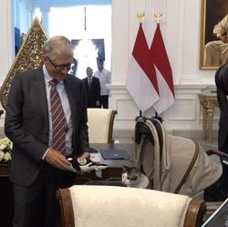 Momen Gemas Bill Gates Beri Hadiah untuk Bobby Kertanegara