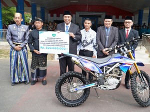 Bupati Maros Bantu Rp 300 Juta untuk Bangun Ruang Kelas Sekolah Kolong