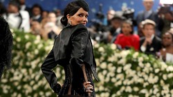 Gaya Berani Halle Berry di MET Gala 2025, Berbalut Gaun Transparan