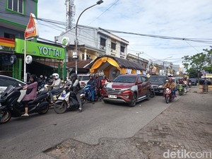 Daeng Tata Raya Makassar Macet Parah, Ternyata Ada Tenda Nikah di Badan Jalan