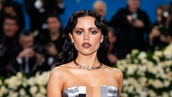 Bintang Wednesday Jenna Ortega Pakai Gaun Terbuat dari Penggaris Besi
