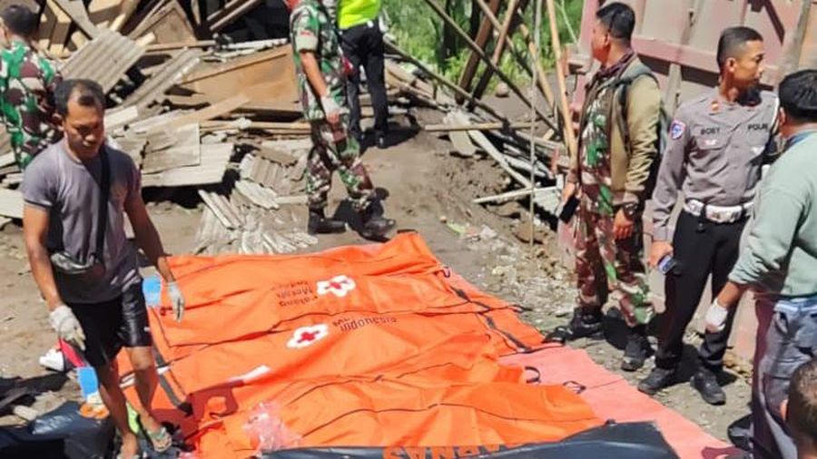 Sebuah truk menabrak angkot yang membawa rombongan pelayat di Kalijambe, Kecamatan Bener, Kabupaten Purworejo, Jawa Tengah, Rabu (7/5/2025). Sebuah truk menabrak angkot yang membawa rombongan pelayat di Kalijambe, Kecamatan Bener, Kabupaten Purworejo, Jawa Tengah, Rabu (7/5/2025). (Dok. Detikcom/Rinto Heksantoro)
