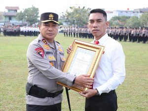 Kapolda Riau Beri Award 5 Personel Berprestasi Ungkap Narkoba-Premanisme