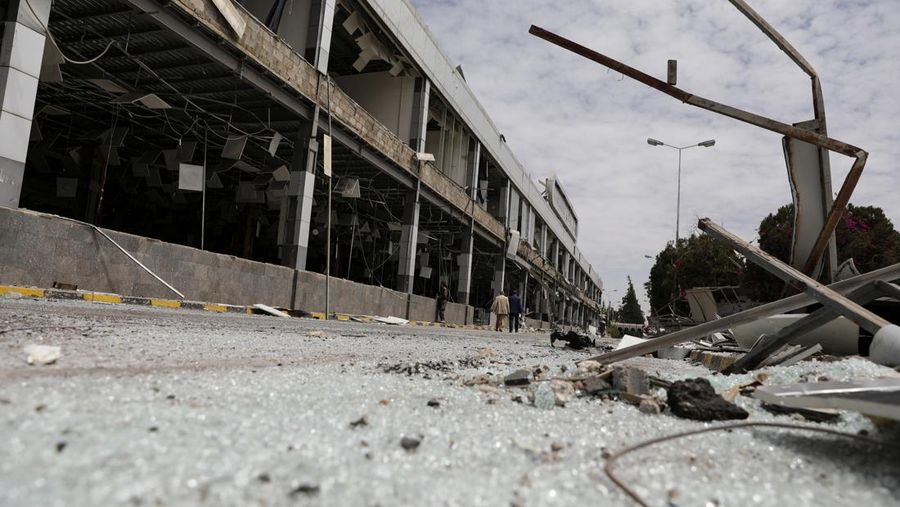 Kondisi pesawat yang hancur setelah serangan udara Israel di Bandara Internasional Sanaa, Yaman, Rabu (7/5/2025).(REUTERS/Khaled Abdullah) Kondisi pesawat yang hancur setelah serangan udara Israel di Bandara Internasional Sanaa, Yaman, Rabu (7/5/2025).(REUTERS/Khaled Abdullah)