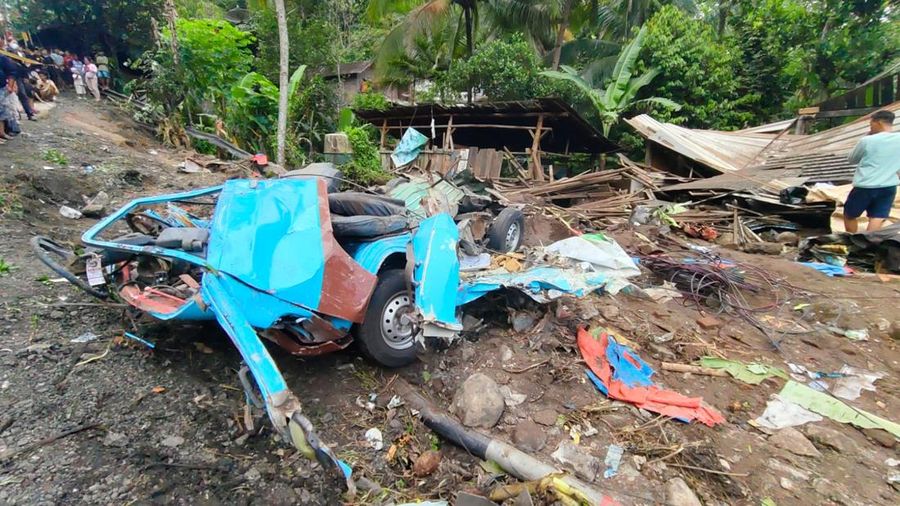 Sebuah truk menabrak angkot yang membawa rombongan pelayat di Kalijambe, Kecamatan Bener, Kabupaten Purworejo, Jawa Tengah, Rabu (7/5/2025). Sebuah truk menabrak angkot yang membawa rombongan pelayat di Kalijambe, Kecamatan Bener, Kabupaten Purworejo, Jawa Tengah, Rabu (7/5/2025). (Dok. Detikcom/Rinto Heksantoro)