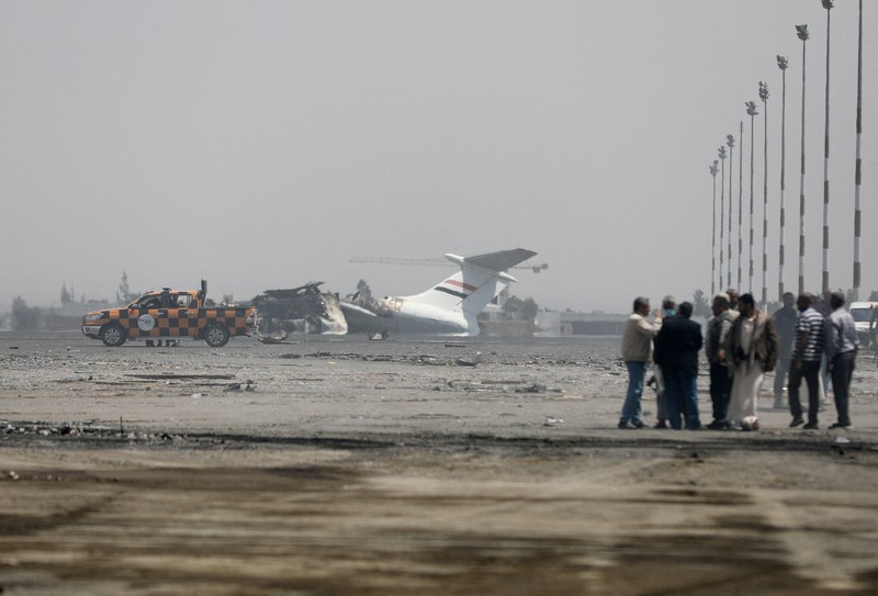 Kondisi pesawat yang hancur setelah serangan udara Israel di Bandara Internasional Sanaa, Yaman, Rabu (7/5/2025).(REUTERS/Khaled Abdullah) Kondisi pesawat yang hancur setelah serangan udara Israel di Bandara Internasional Sanaa, Yaman, Rabu (7/5/2025).(REUTERS/Khaled Abdullah)