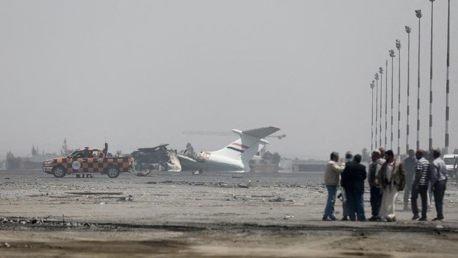 Kondisi pesawat yang hancur setelah serangan udara Israel di Bandara Internasional Sanaa, Yaman, Rabu (7/5/2025).(REUTERS/Khaled Abdullah) Kondisi pesawat yang hancur setelah serangan udara Israel di Bandara Internasional Sanaa, Yaman, Rabu (7/5/2025).(REUTERS/Khaled Abdullah)