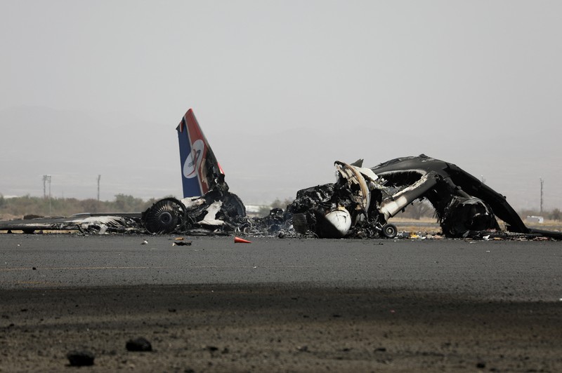 Kondisi pesawat yang hancur setelah serangan udara Israel di Bandara Internasional Sanaa, Yaman, Rabu (7/5/2025).(REUTERS/Khaled Abdullah) Kondisi pesawat yang hancur setelah serangan udara Israel di Bandara Internasional Sanaa, Yaman, Rabu (7/5/2025).(REUTERS/Khaled Abdullah)