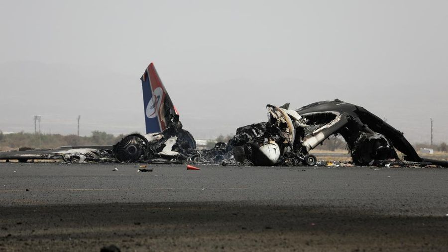 Kondisi pesawat yang hancur setelah serangan udara Israel di Bandara Internasional Sanaa, Yaman, Rabu (7/5/2025).(REUTERS/Khaled Abdullah) Kondisi pesawat yang hancur setelah serangan udara Israel di Bandara Internasional Sanaa, Yaman, Rabu (7/5/2025).(REUTERS/Khaled Abdullah)