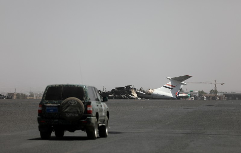 Kondisi pesawat yang hancur setelah serangan udara Israel di Bandara Internasional Sanaa, Yaman, Rabu (7/5/2025).(REUTERS/Khaled Abdullah) Kondisi pesawat yang hancur setelah serangan udara Israel di Bandara Internasional Sanaa, Yaman, Rabu (7/5/2025).(REUTERS/Khaled Abdullah)